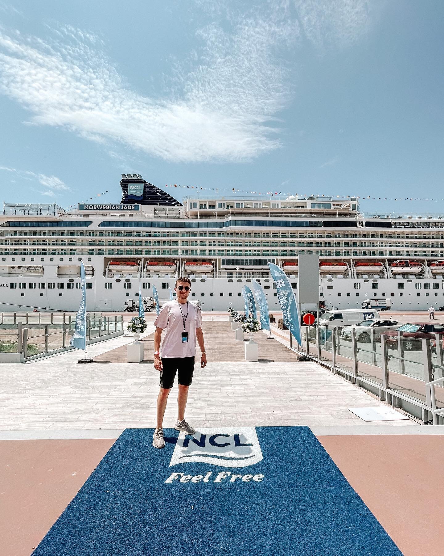 &bull; THE GREAT CRUISE COMEBACK 🛳 I just boarded #NorwegianJade for her very first sailing after 15 months of Pause!! More Updates will follow in my Stories 🍹☀️💦 @norwegiancruiseline [paid advertisement]
Disclaimer: this Cruise is a simulation Voyage and I got invited to join Norwegian Cruise Line during their Restart. The Reviews, despite the Invitation, will still be independent.