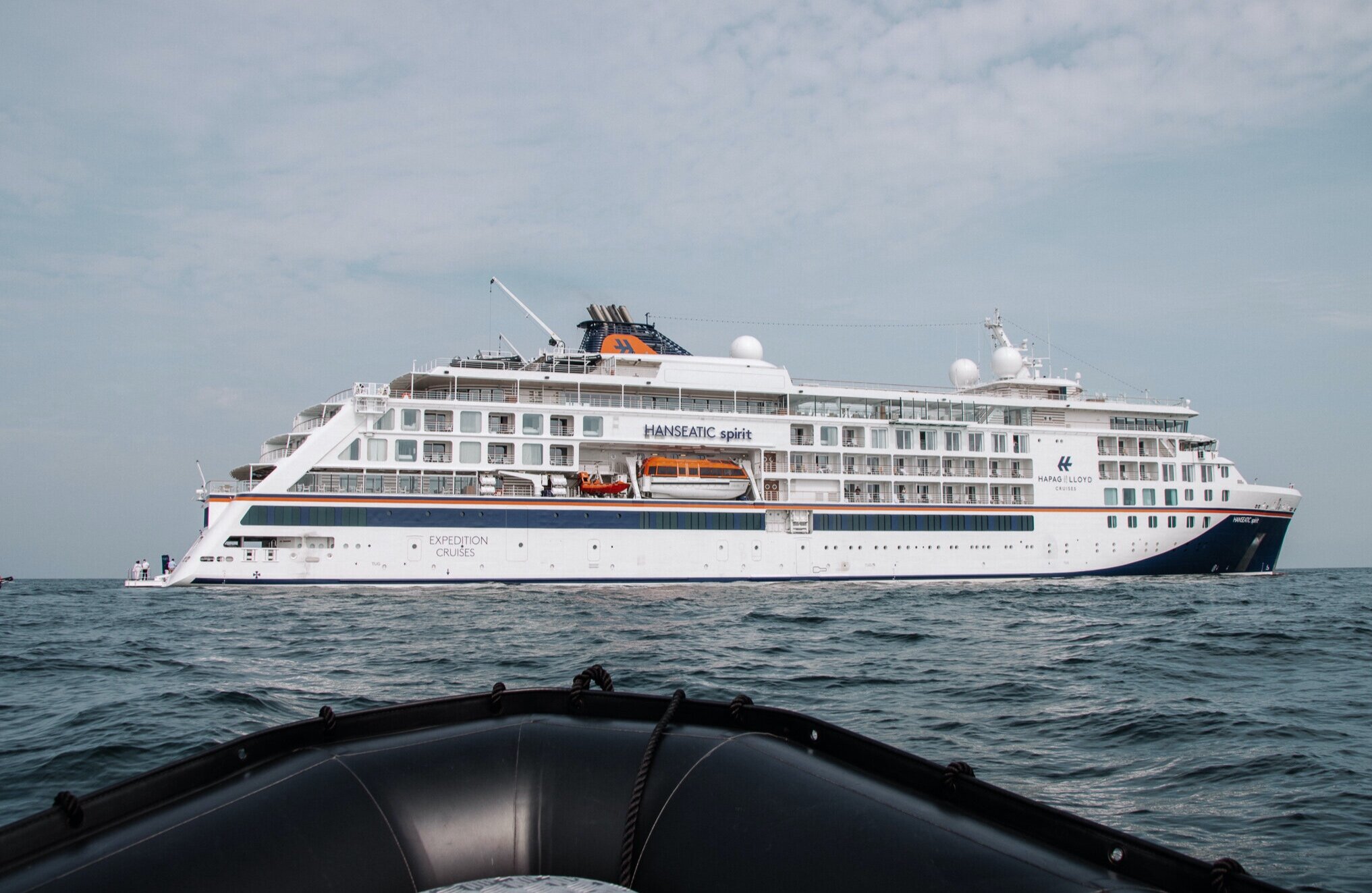 Die HANSEATIC spirit vor Reede in der Nähe von Helgoland - ein kleines aber wendiges Expeditionsschiff.