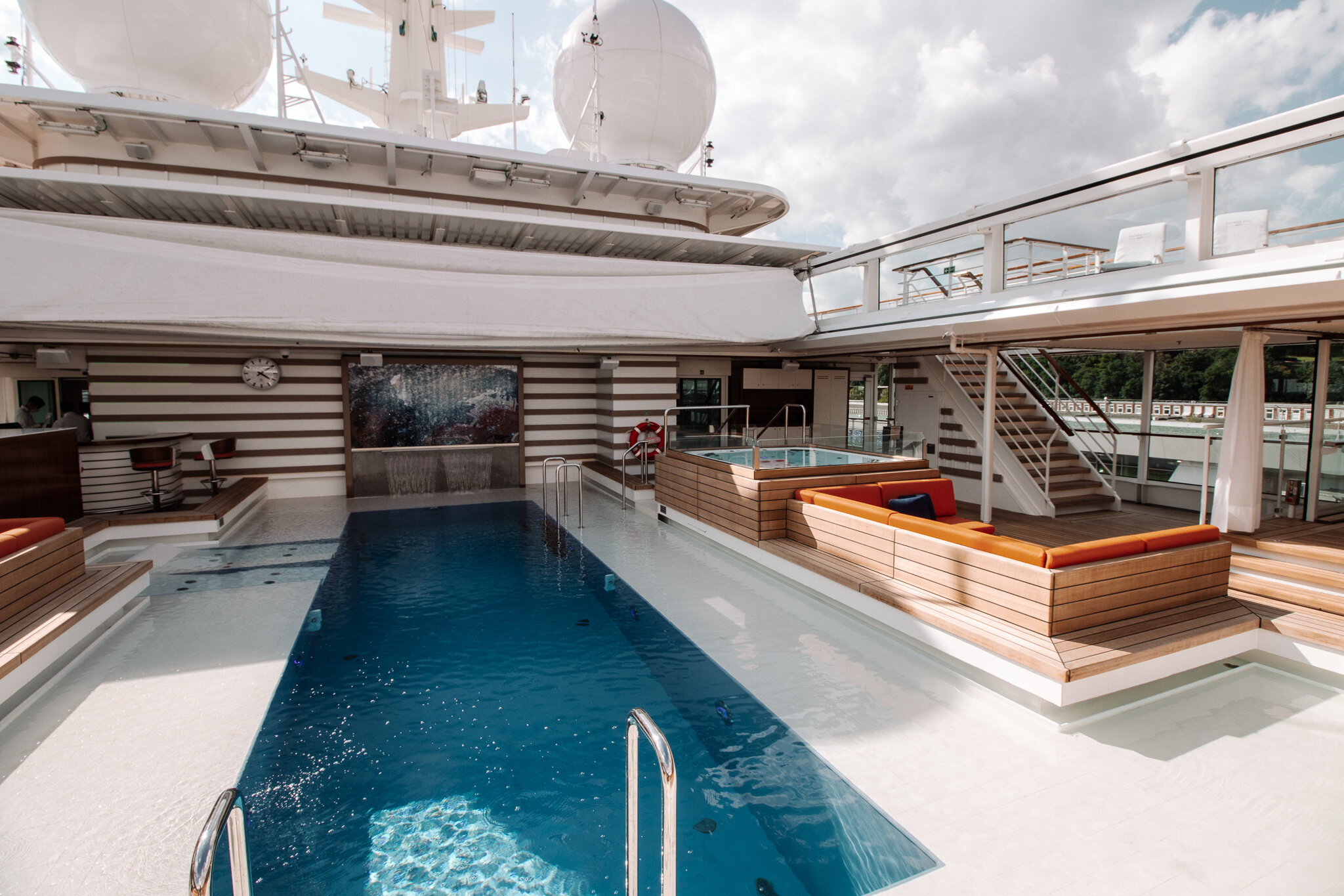 Das Pooldeck der HANSEATIC spirit