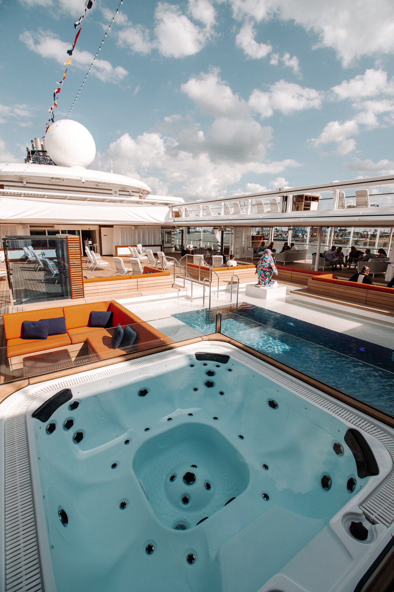 Das Pooldeck der HANSEATIC spirit