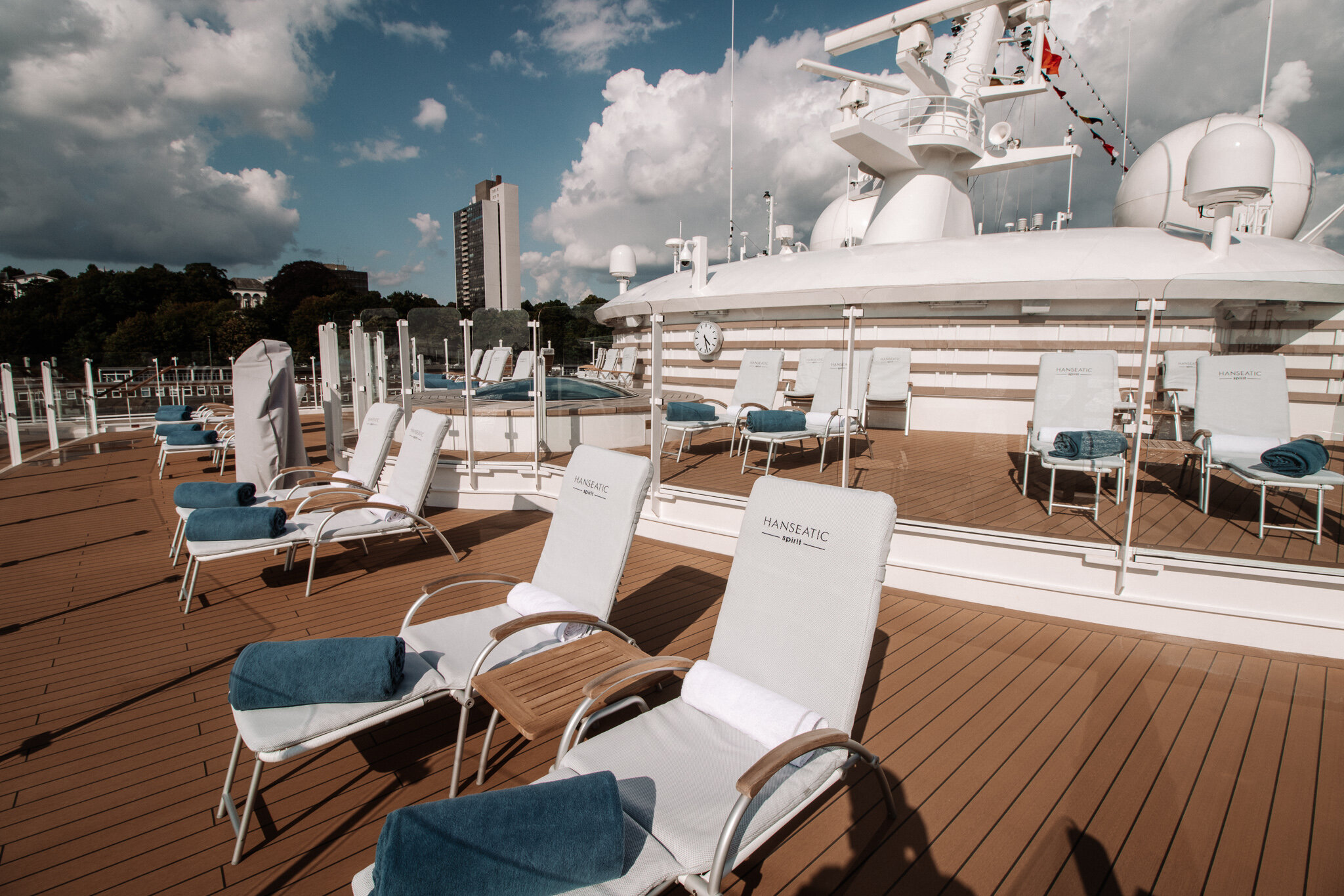 Das Observation Deck mit bequemen Liegesesseln